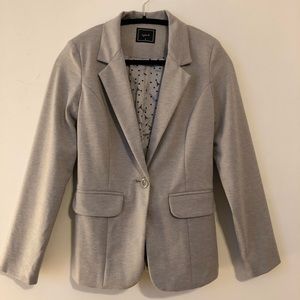 Sophisticated grey blazer with single button